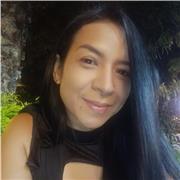 Intructora de baile imparte clases de rumba aeróbica para personas de cualquier edad que quieran activarse y poner en movimiento su cuerpo